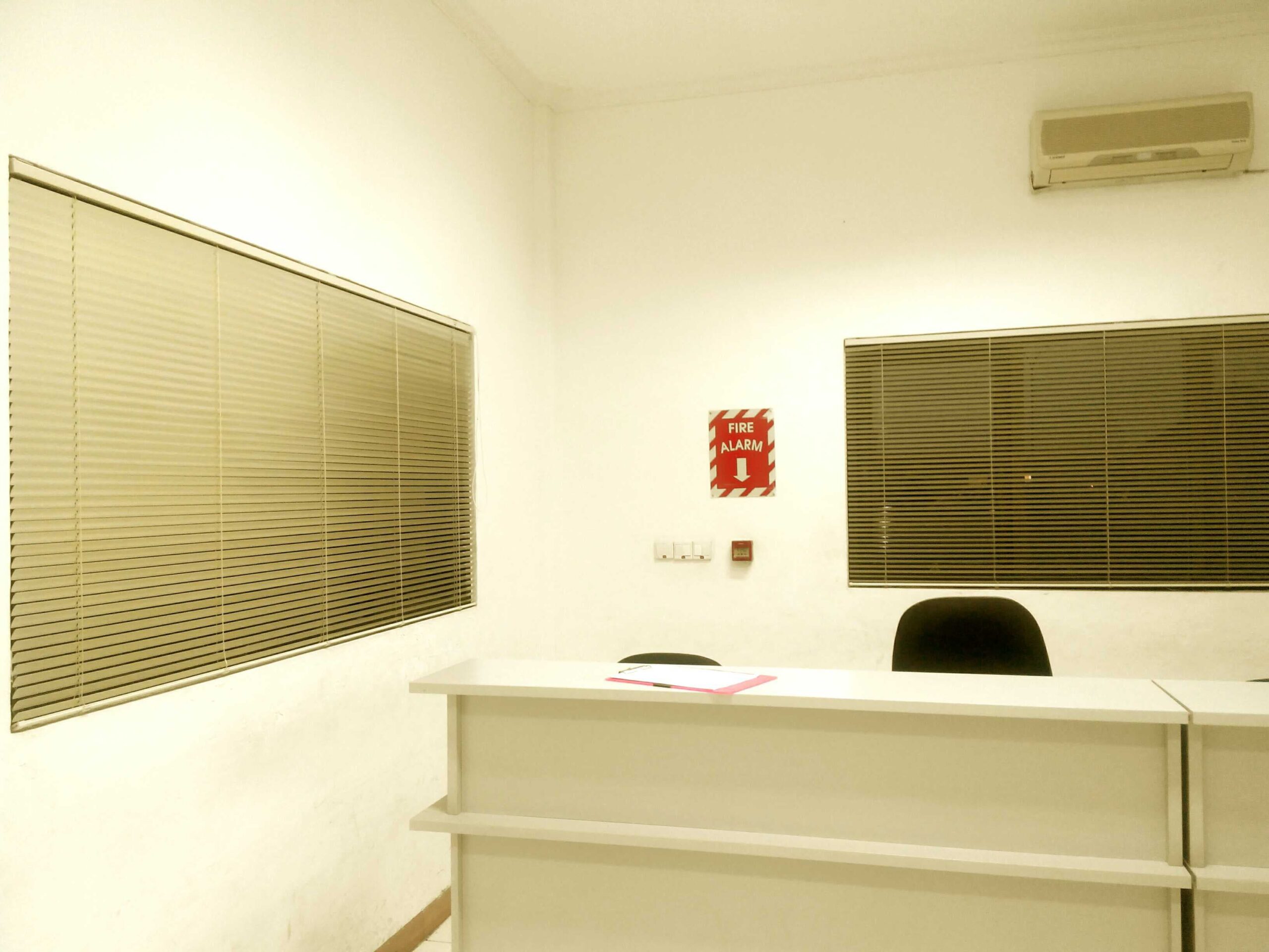 Tirai Venetian Blinds