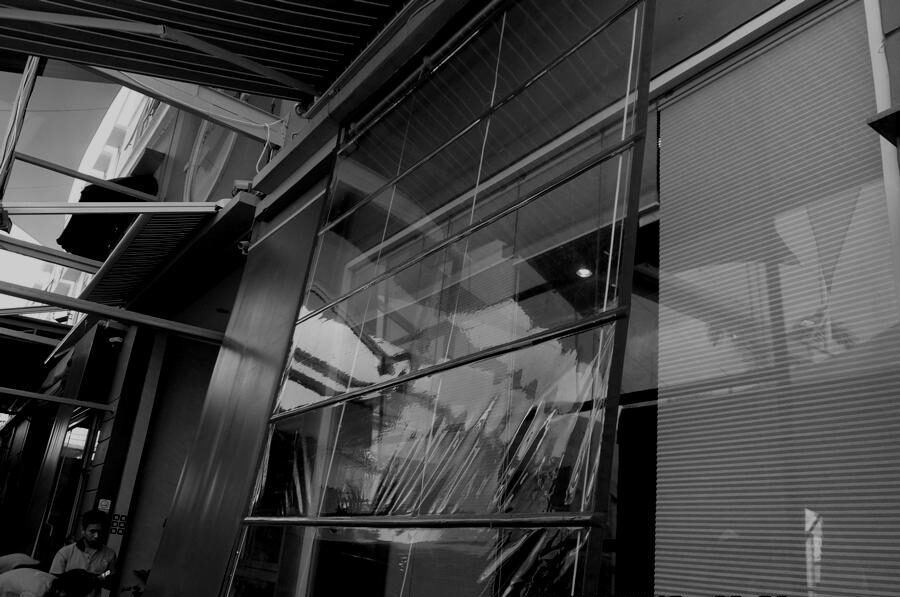 penutup balkon tahan angin